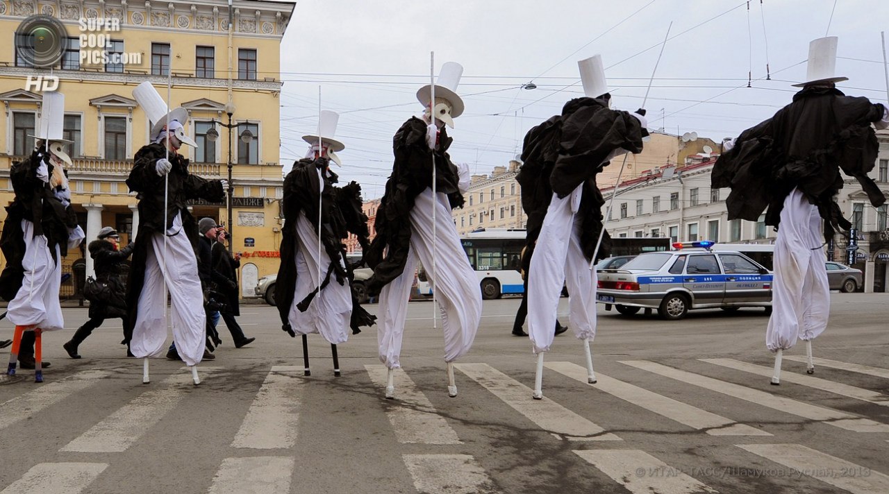 Клоун на ходулях фото